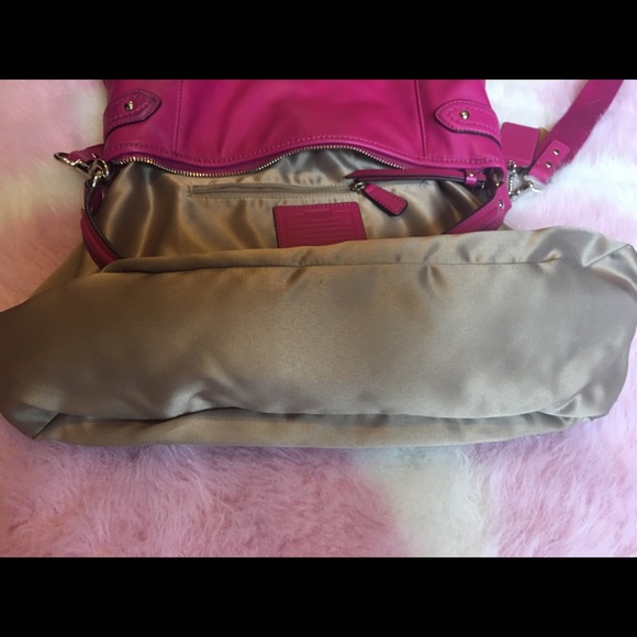 🌺SOLD🌺 Coach Leather Magenta Daisy - Picture 3 of 8